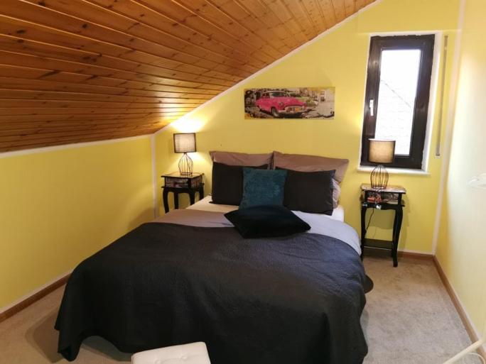 um quarto com uma cama grande num quarto em casa Martinez em Rollesbroich