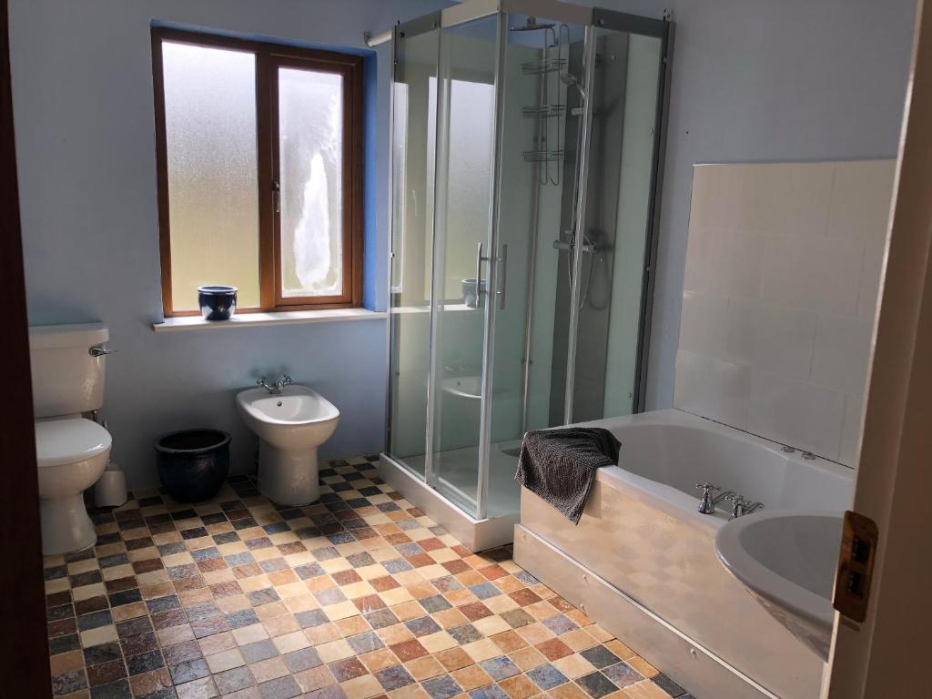 Koupelna v ubytování House with sea views close to Beach with WiFi and large kitchen and dining