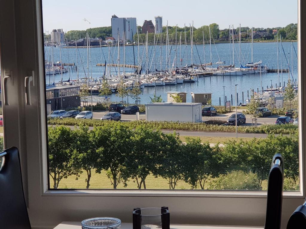una ventana con vistas a un puerto con barcos en Lee, en Fehmarn