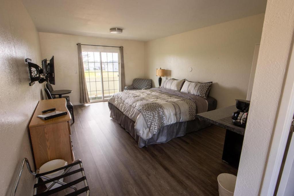 Pacific City Inn - King Bed - Upper Floor With Balcony (No Pets)