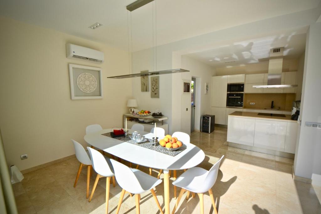 Zdjęcie z galerii obiektu Villa Katarina in beautiful Tauro with private heated swimming pool w mieście Taurito
