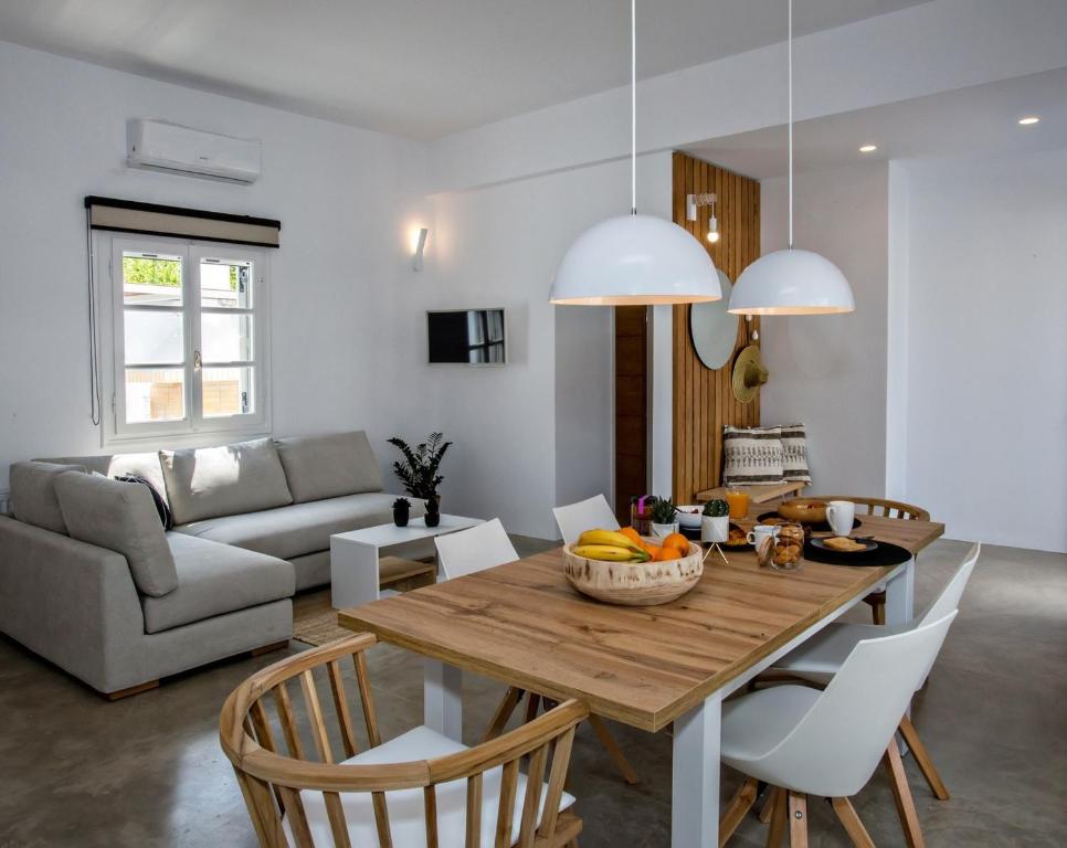 Il dispose d'une cuisine et d'un salon avec une table et des chaises en bois. dans l'établissement family home, à Kalloni Tinou