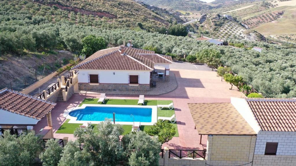 vista aerea su una villa con piscina di El Rincón de Caminito del Rey a Valle de Abdalagís