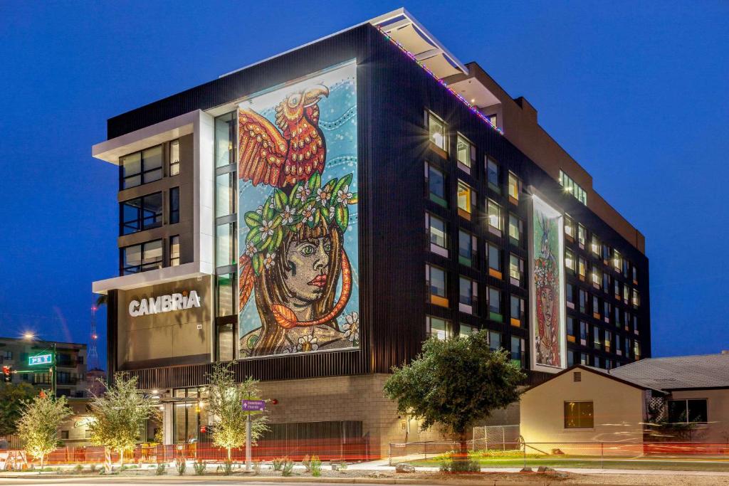 un bâtiment avec une grande fresque murale sur son côté dans l'établissement Cambria Hotel Downtown Phoenix Convention Center, à Phoenix
