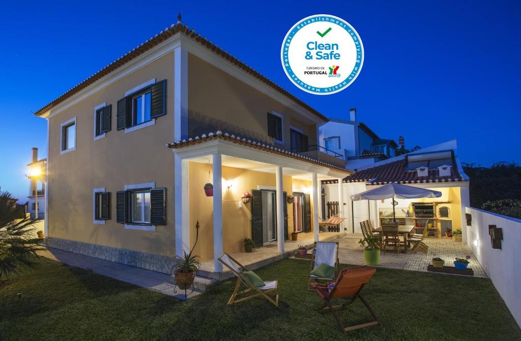 Cette villa offre une vue sur l'arrière-cour la nuit. dans l'établissement Casa da Póvoa, à Mafra