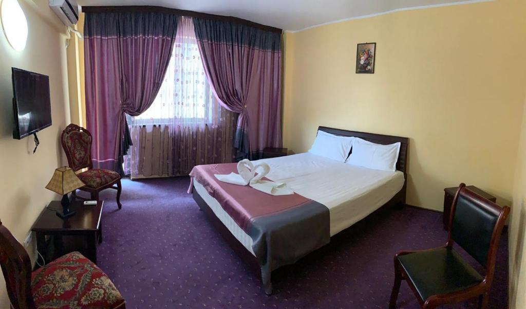 a hotel room with a bed and a window at Orient Mamaia Nord in Mamaia Sat/Năvodari