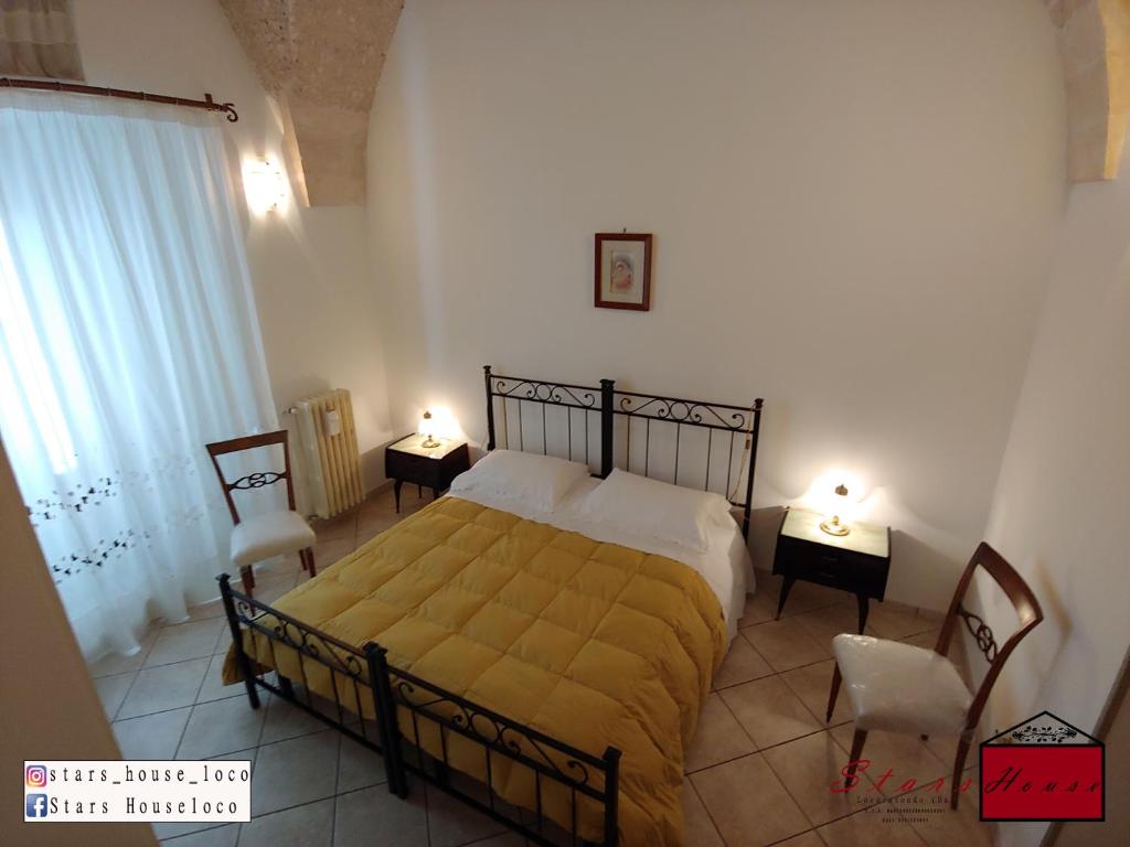 1 dormitorio con 1 cama, 2 sillas y 2 lámparas en Stars House, en Locorotondo