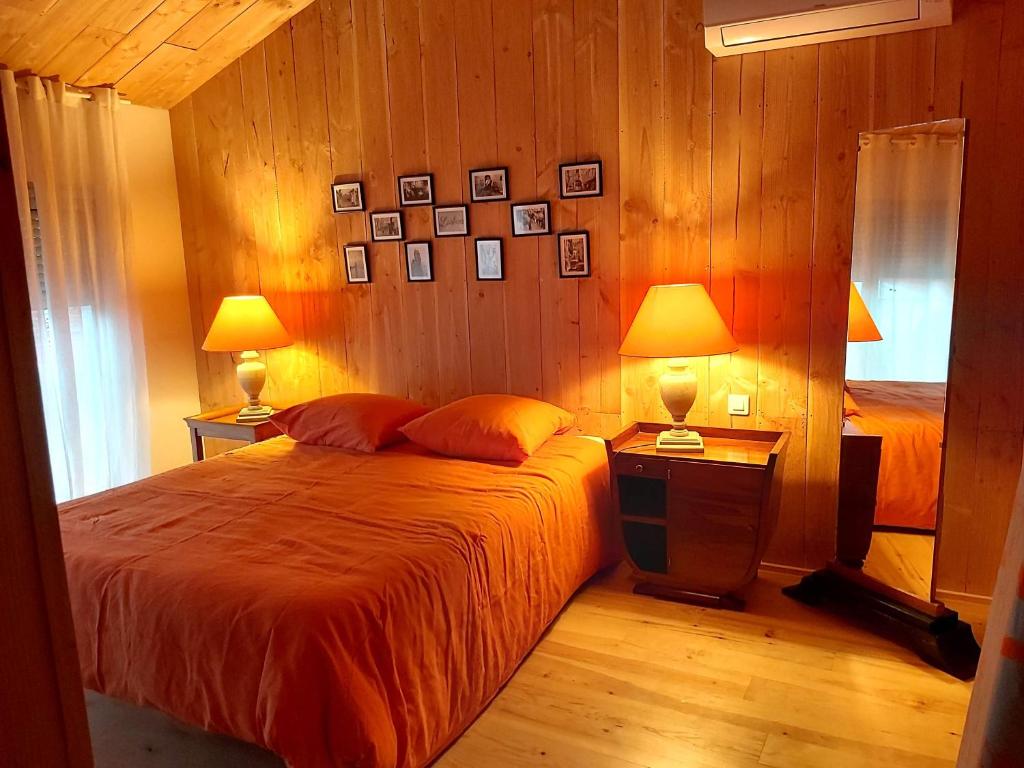 1 dormitorio con 2 camas y 2 lámparas. en L'annexe de ma cabane, en Burdeos