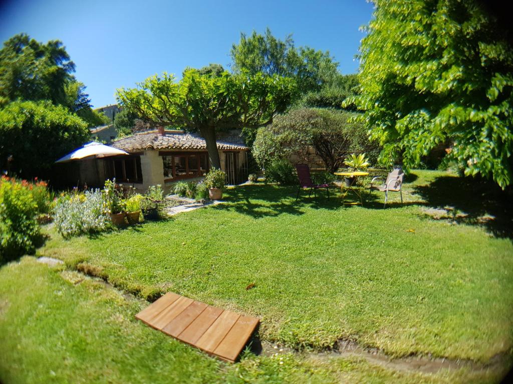 ユゼスにあるMazet de Môの芝生の木板の庭