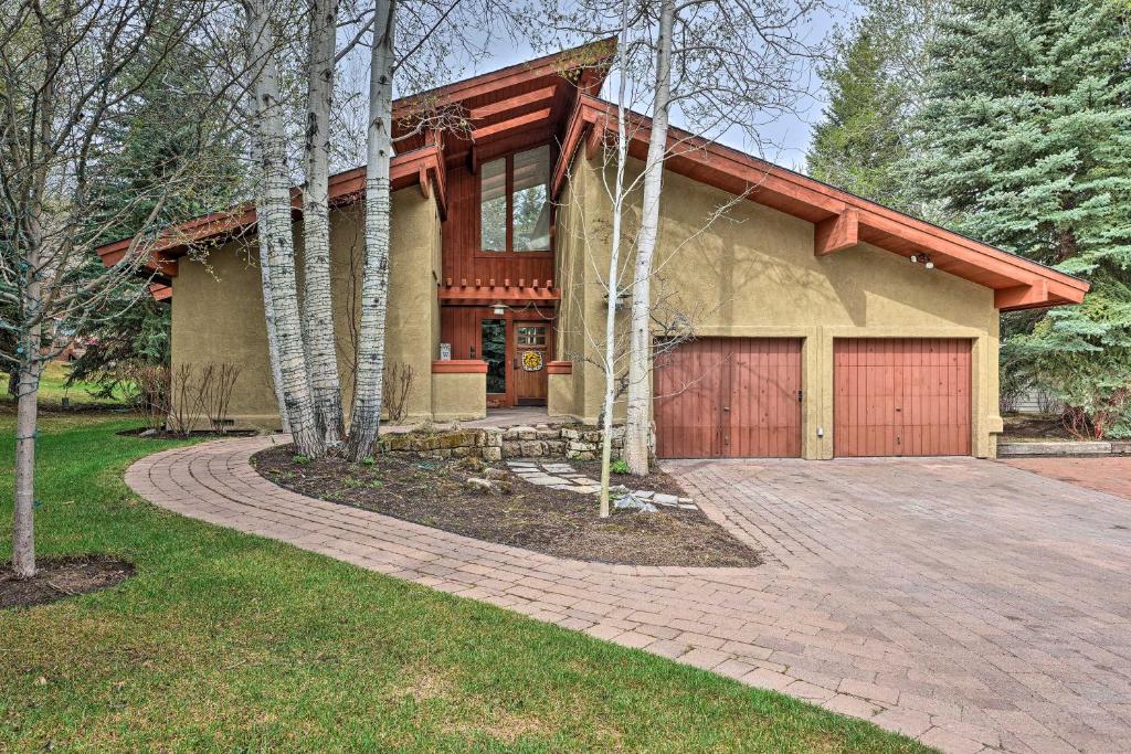 une maison avec une allée et un garage dans l'établissement Luxe Sun Valley Retreat with Hot Tub, 3 Mi to Resort, à Sun Valley