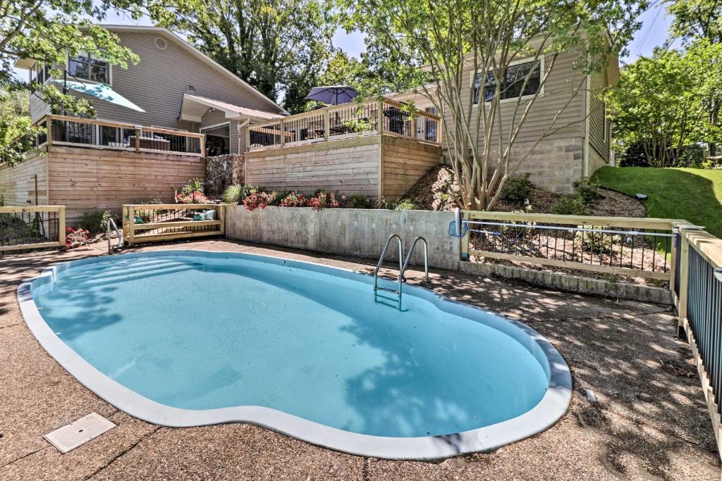 una piscina frente a una casa en Luxury Hot Springs Oasis on Lake with Private Dock!, en Hot Springs