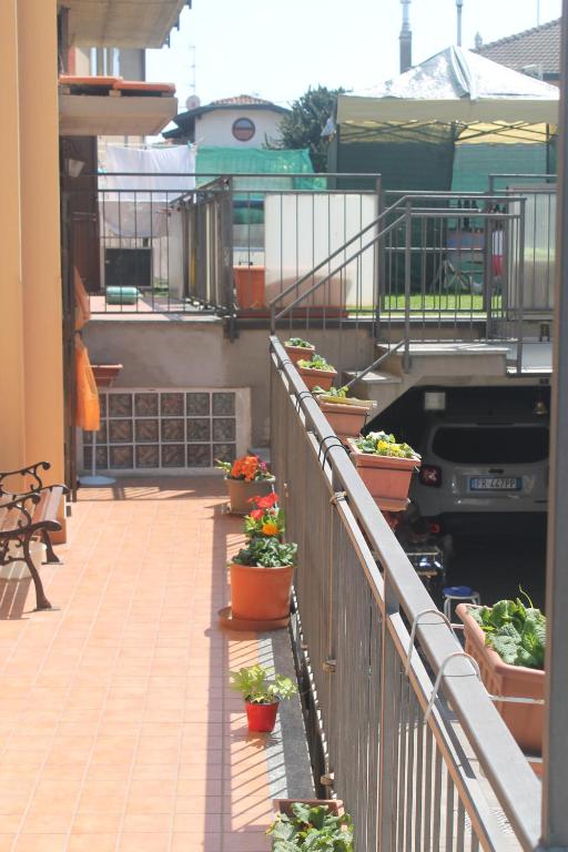 un balcón con macetas en el lateral de un edificio en B&B GRANDSON, en Cardano al Campo