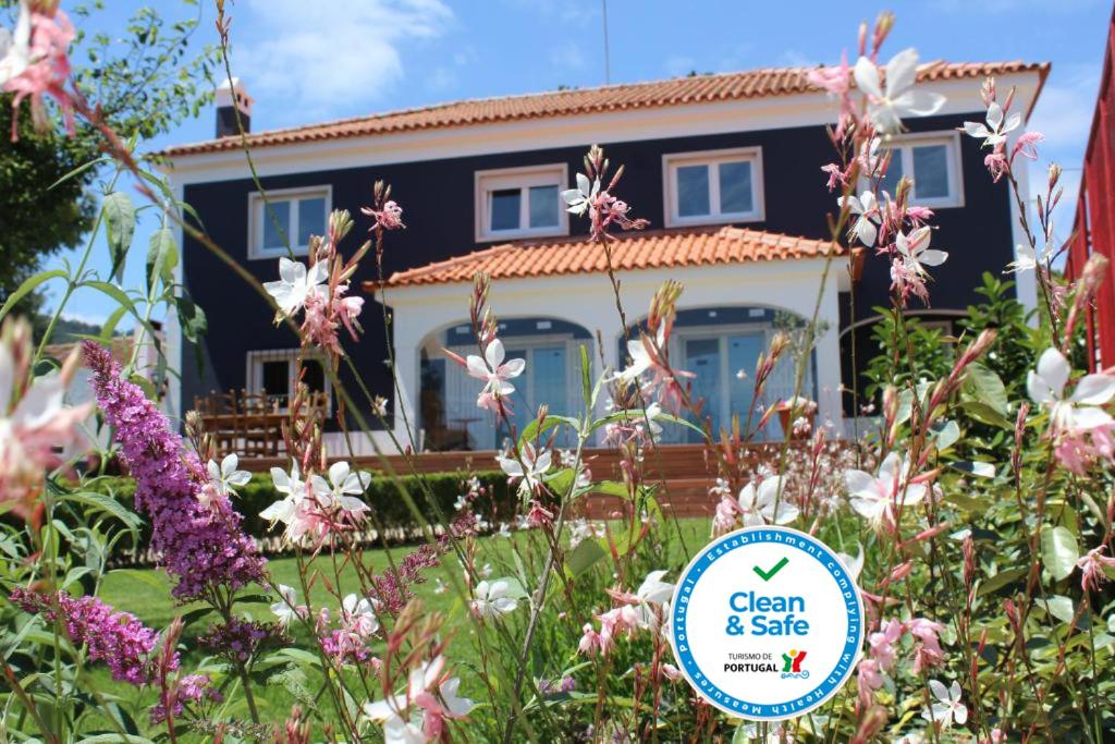 niebieski dom z znakiem przed nim w obiekcie HappySintra GuestHouse by Casa do Preto w mieście Sintra