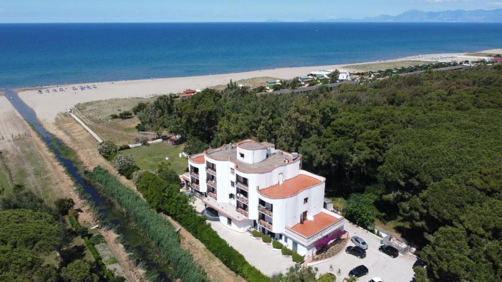 an aerial view of a large white house next to a beach at Parco Dei Principi in Paestum