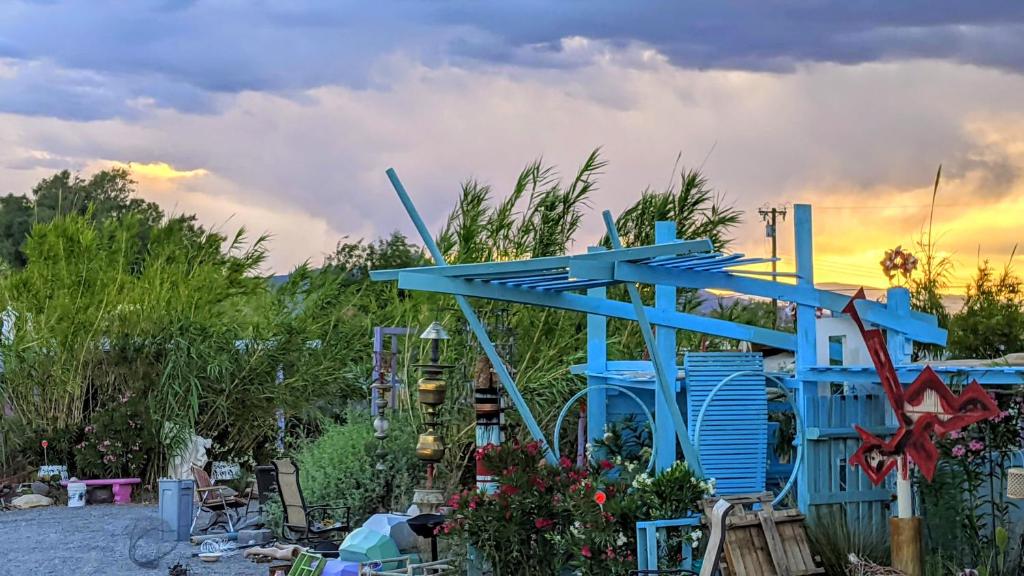 una estructura azul sentada en la parte superior de un patio en Villa Anita in Death Valley, en Tecopa