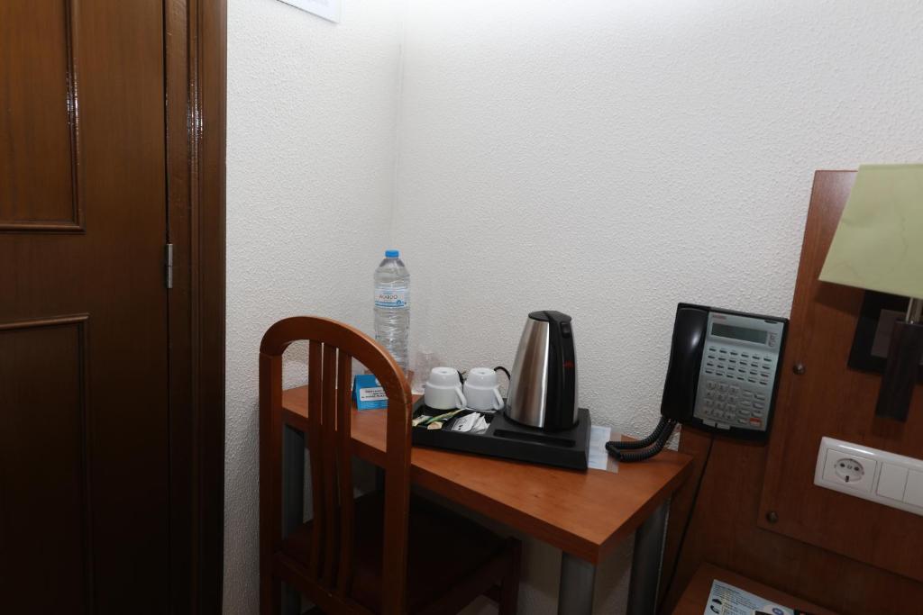 Příslušenství pro přípravu čaje a kávy v ubytování Pensao Praca Da Figueira