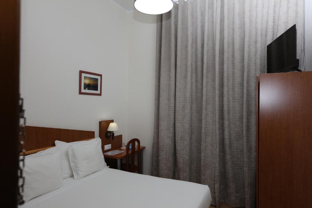 Postel nebo postele na pokoji v ubytování Pensao Praca Da Figueira