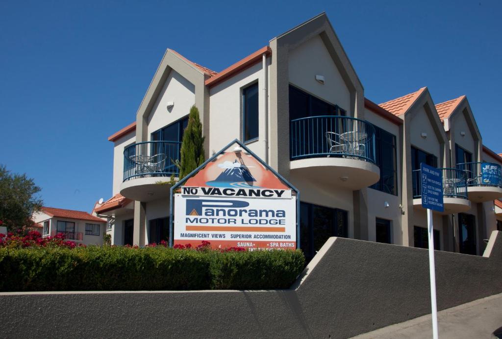 un edificio con una señal delante de él en Panorama Motor Lodge, en Timaru