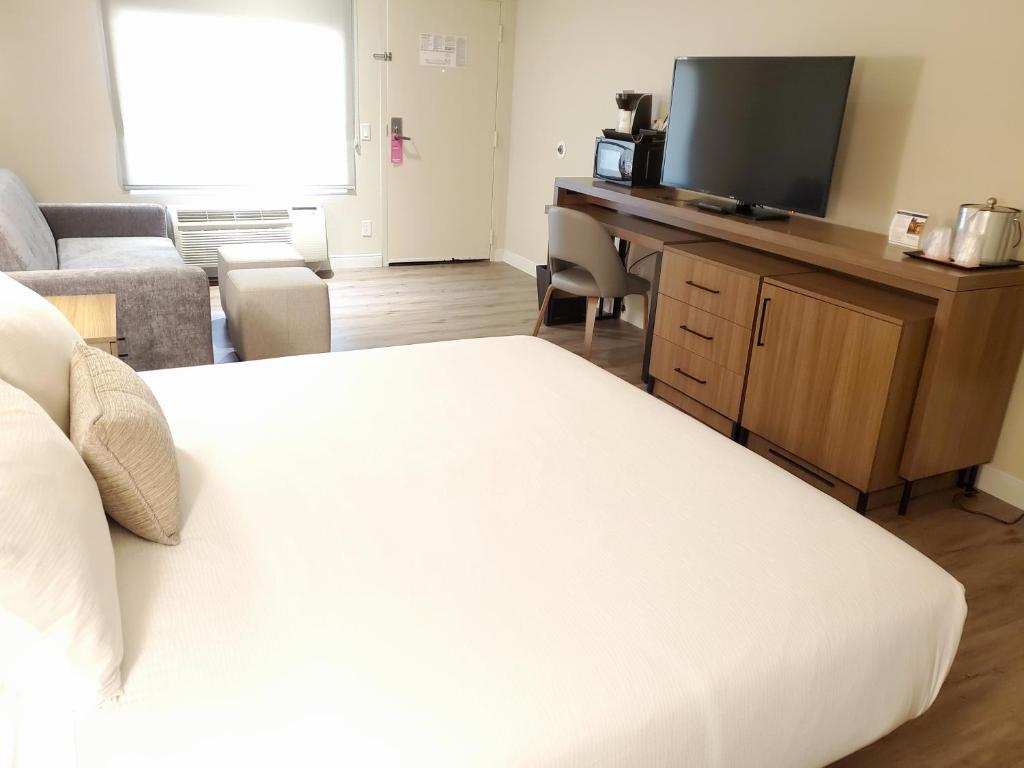 Wyndham Garden San Diego - King Room - Mobility Access/Non-Smoking
