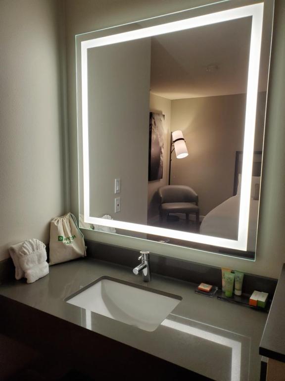 Wyndham Garden San Diego - King Room - Non-Smoking