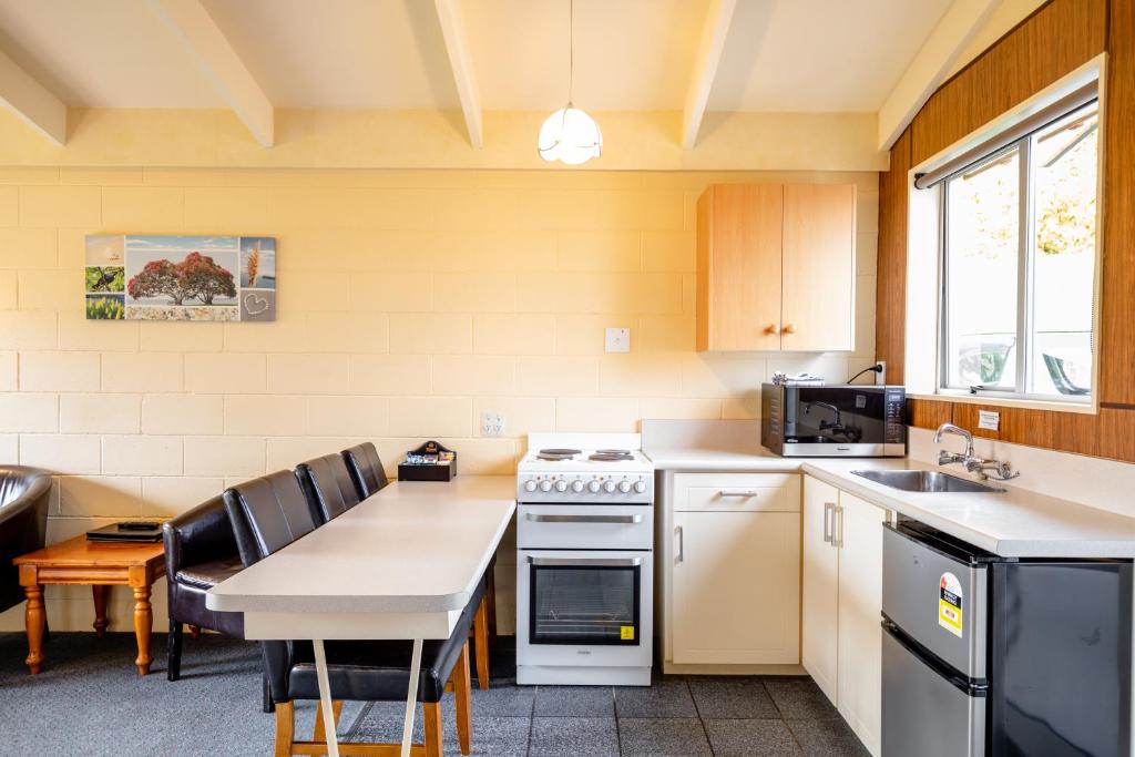 Kuchyň nebo kuchyňský kout v ubytování Alpine View Motel