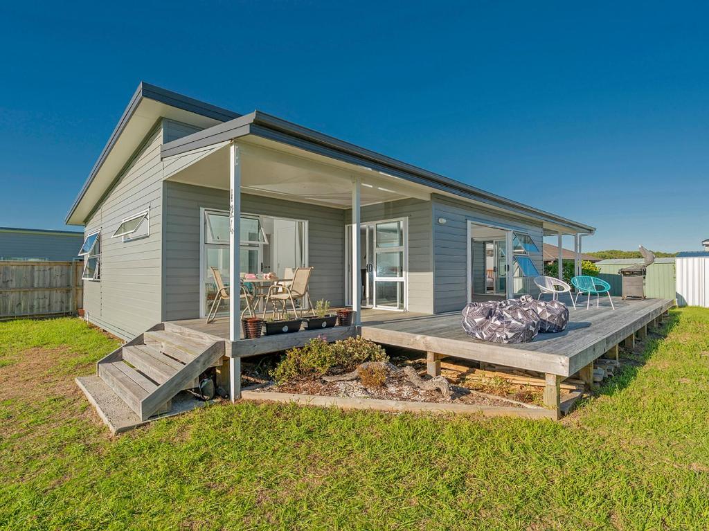Modern Family Beach House Matarangi Holiday Home, New Zealand