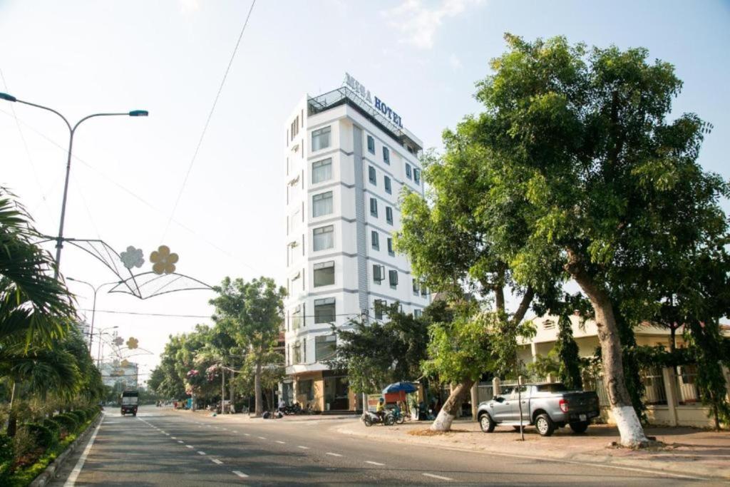 un edificio blanco al lado de una calle en Khách sạn Misa, en Quy Nhon