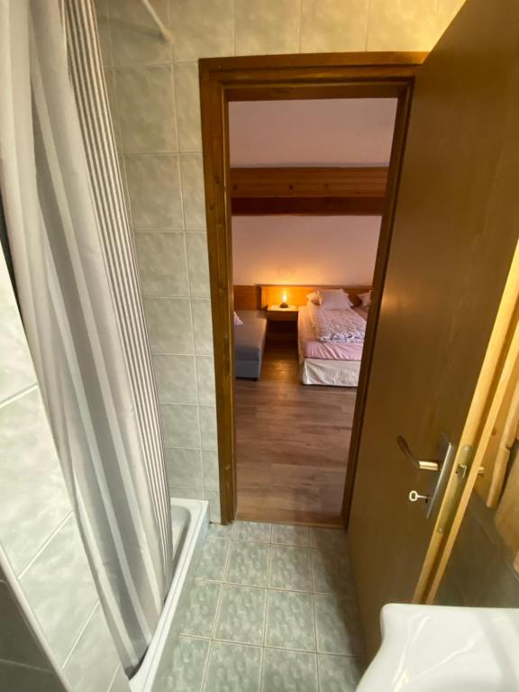 Postel nebo postele na pokoji v ubytování Hiša Planšar Bohinj accommodations
