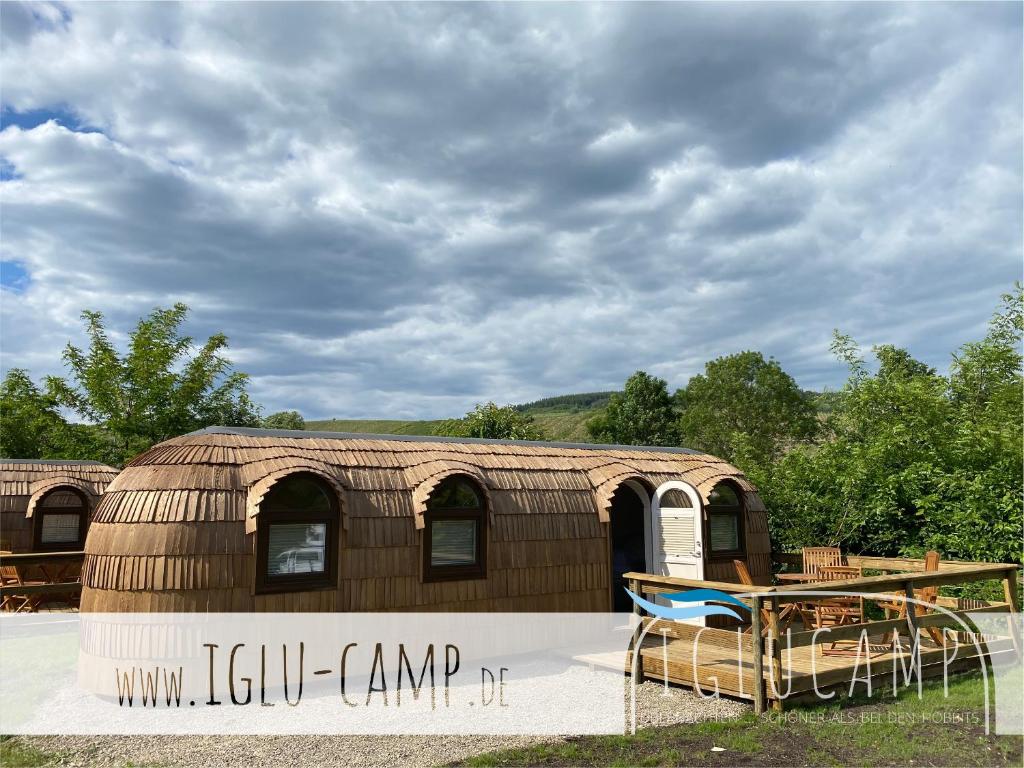 a building with a table in front of it at Iglu Camp Triolago in Riol