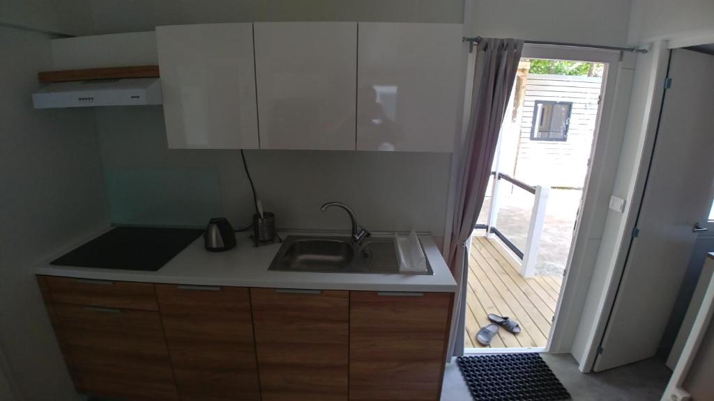 Kuchyň nebo kuchyňský kout v ubytování Victoria Mobilehome in Union Camping Cavallino