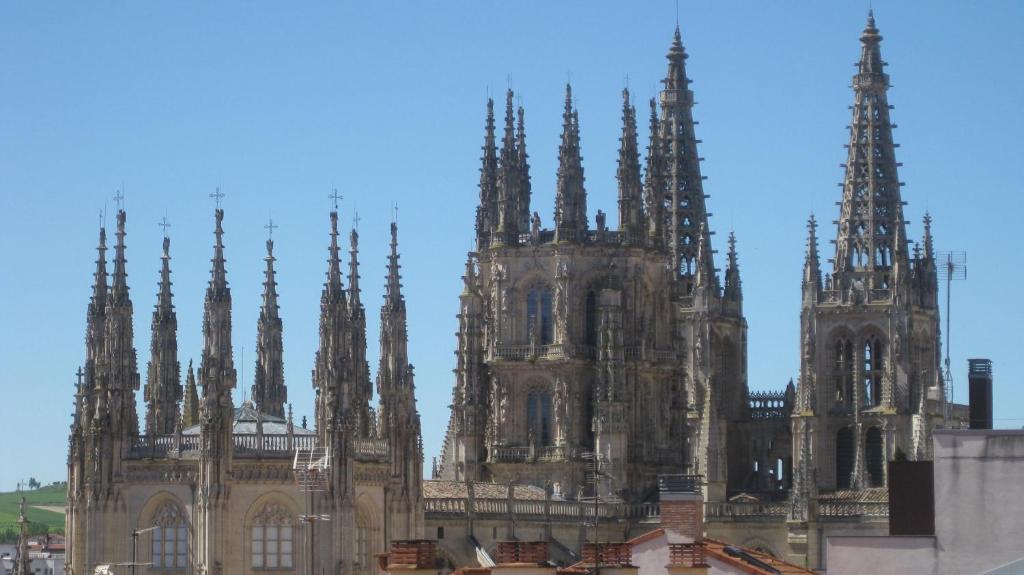 una antigua catedral con agujas altas en un día despejado en Buhardilla Con Encanto Centro Historico, en Burgos