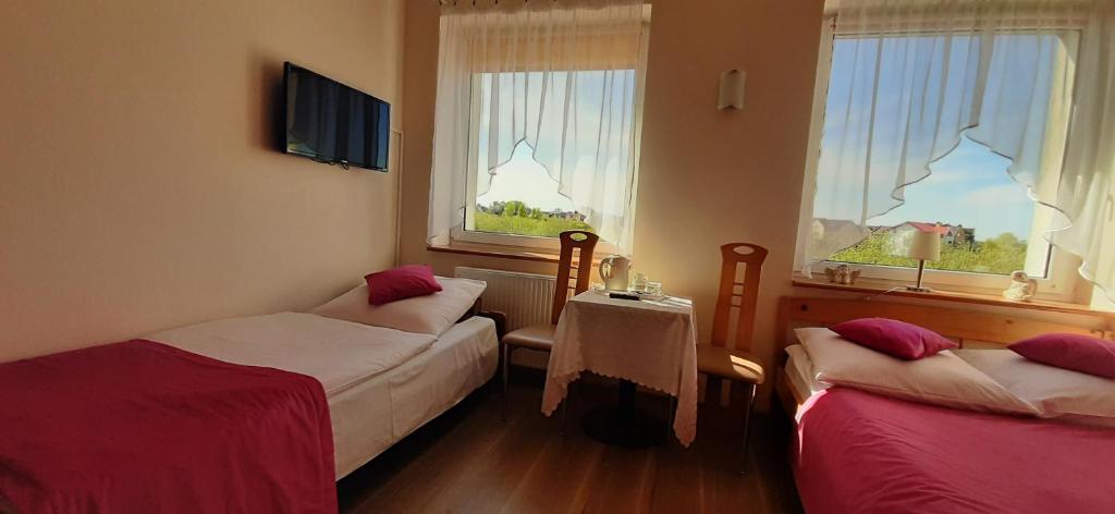 Postel nebo postele na pokoji v ubytování Słoneczny Dom pokoje i apartament na wynajem