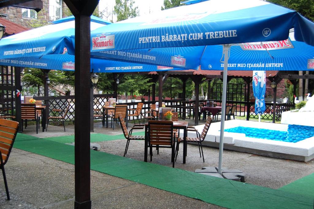 Bazén v ubytování Hotel Bucegi Portile Regatului nebo v jeho okolí