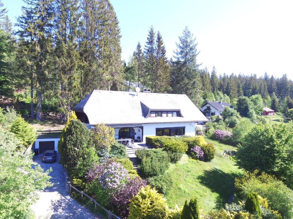 eine Luftansicht eines Hauses mit Garten in der Unterkunft Schwarzwald-Villa mit Indoor-Pool in Feldberg