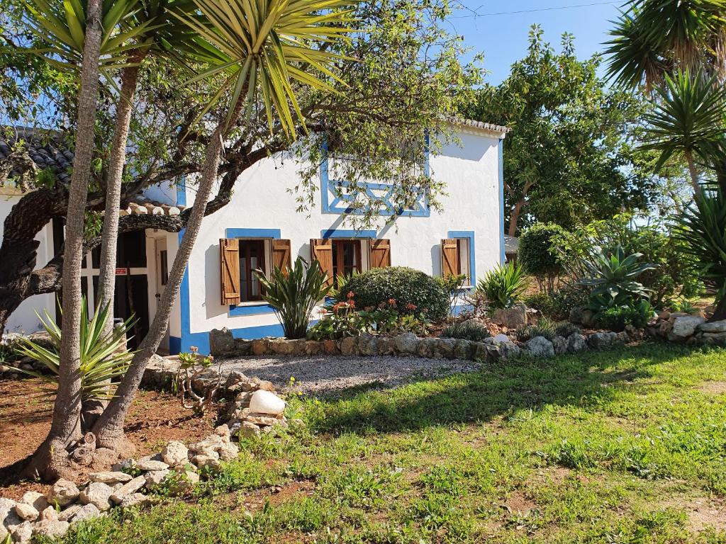 a house with palm trees in front of it at Hakuna matata in Benagil