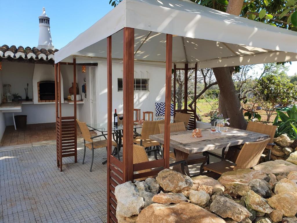 a patio with a table and an umbrella at Hakuna matata in Benagil