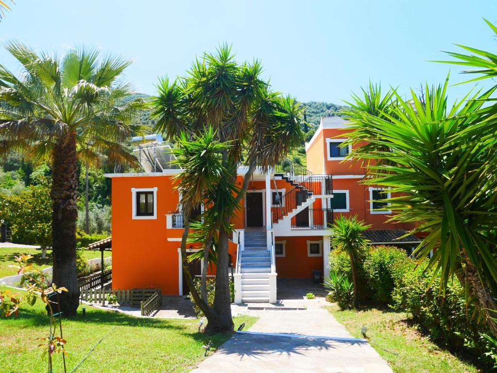 una casa de naranjos con palmeras delante de ella en Grigoris Garden, en Parga