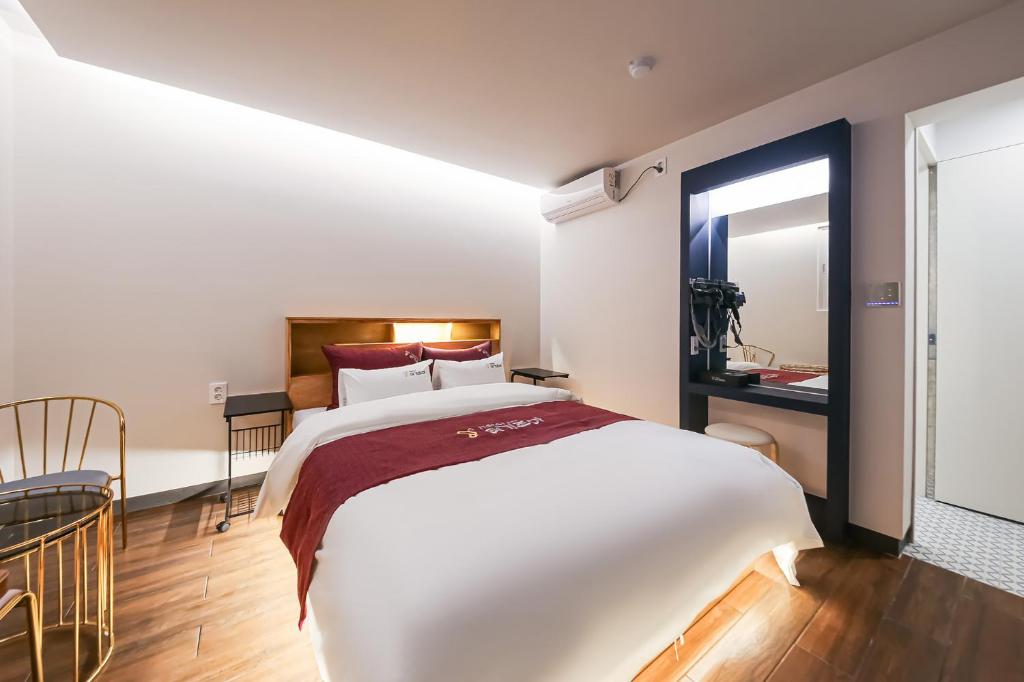 Postel nebo postele na pokoji v ubytování Hotel Yeogijoa