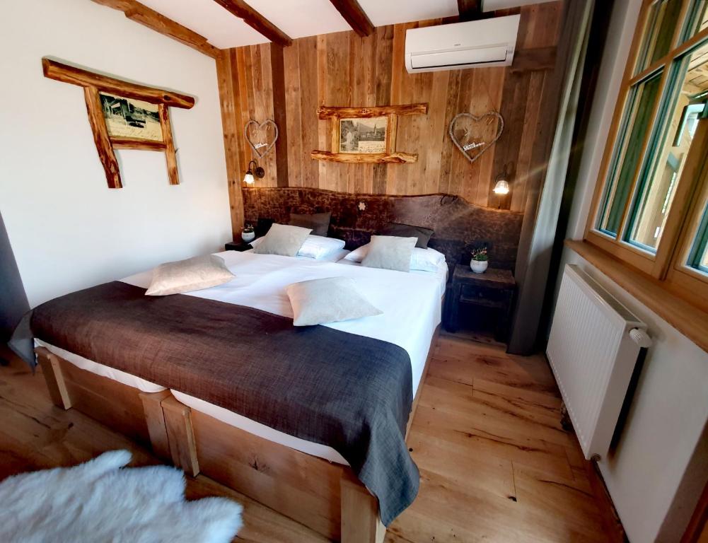 Postel nebo postele na pokoji v ubytování Ribno Alpine Hotel