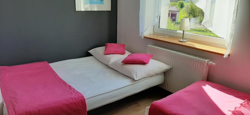 Postel nebo postele na pokoji v ubytování Słoneczny Dom pokoje i apartament na wynajem