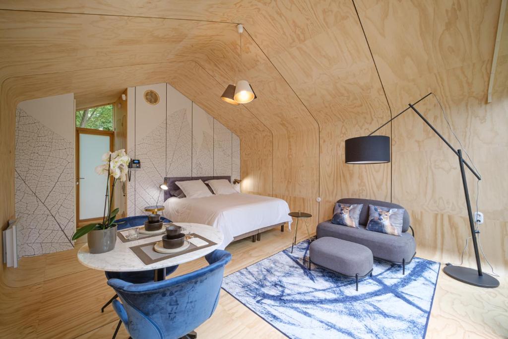 1 dormitorio con 1 cama, 1 mesa y 1 silla en Domaine de la Résidence - Hôtel, Spa & Restaurant, en Moulins-lès-Metz