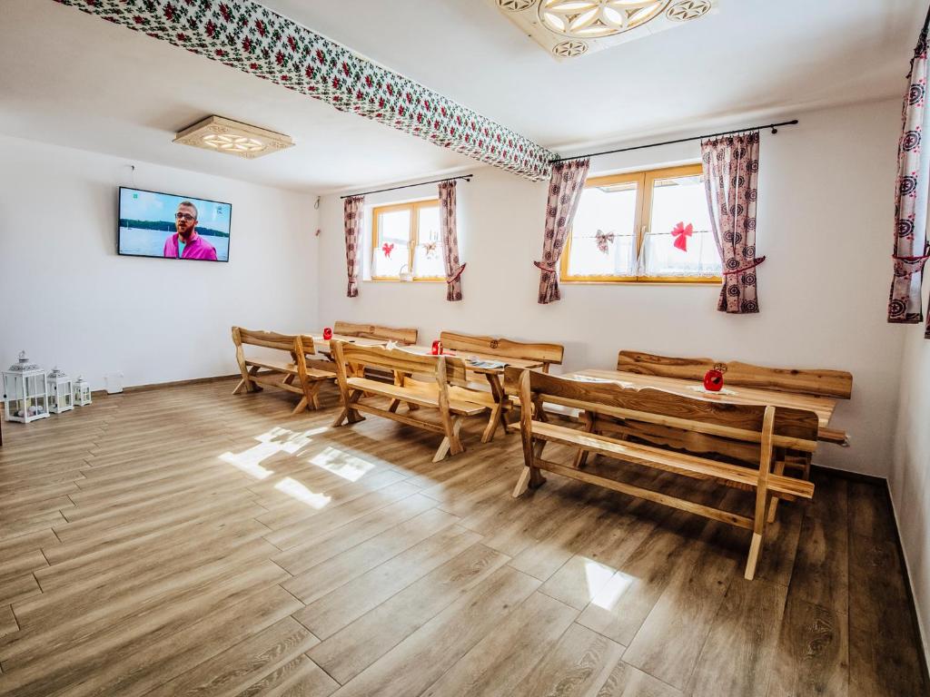 Posedenie v ubytovaní Góralski Przystanek dom dla max 17 osób z sauną i balią z funkcją jacuzzi