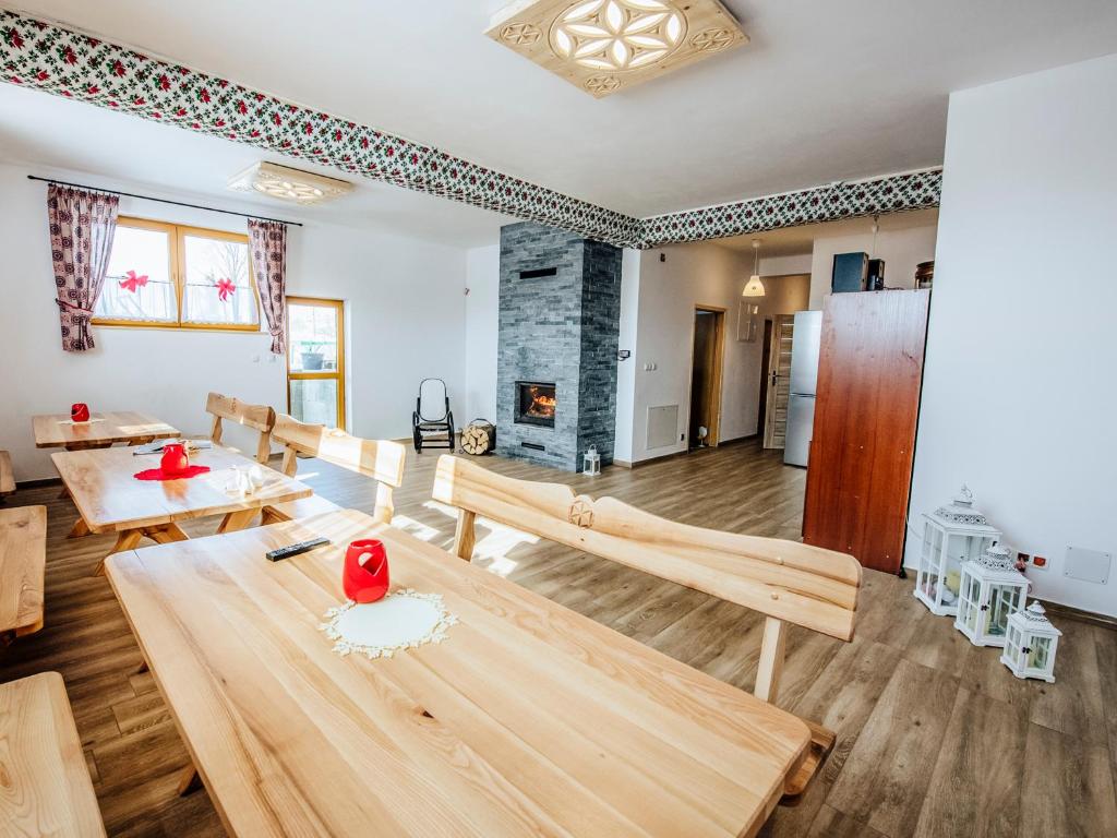Posedenie v ubytovaní Góralski Przystanek dom dla max 17 osób z sauną i balią z funkcją jacuzzi