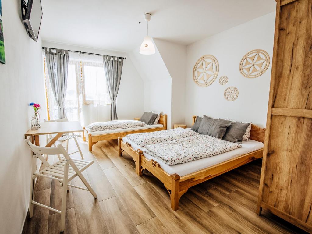 Posteľ alebo postele v izbe v ubytovaní Góralski Przystanek dom dla max 17 osób z sauną i balią z funkcją jacuzzi