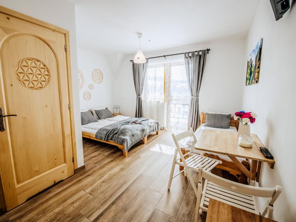 Posteľ alebo postele v izbe v ubytovaní Góralski Przystanek dom dla max 17 osób z sauną i balią z funkcją jacuzzi