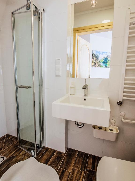 Kúpeľňa v ubytovaní Góralski Przystanek dom dla max 17 osób z sauną i balią z funkcją jacuzzi