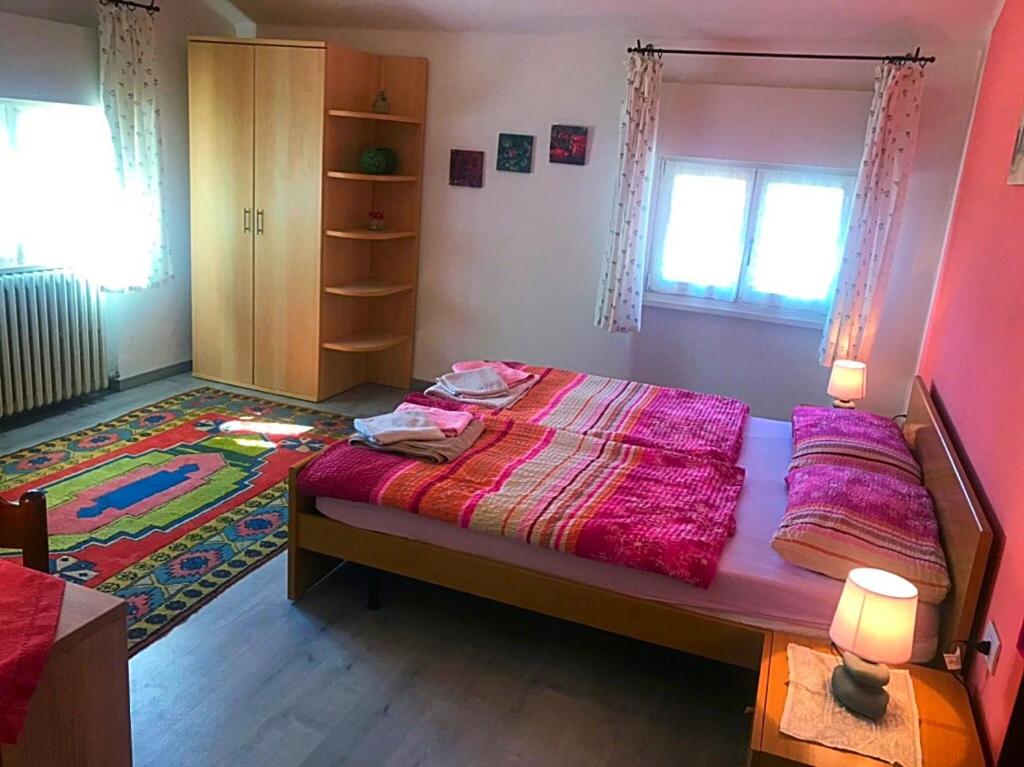 Łóżko lub łóżka w pokoju w obiekcie Ferienwohnungen Sponchie
