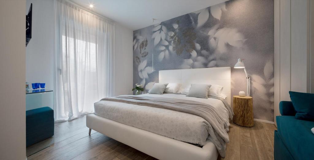 una camera con un grande letto di B&B Le Farfalle a San Felice del Benaco