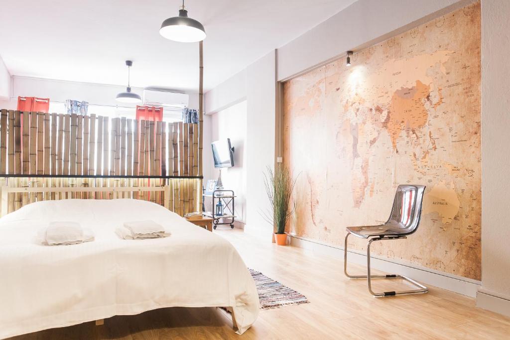 sypialnia z łóżkiem i krzesłem w obiekcie toStay-Unique apartment hotel in Athens center! w Atenach