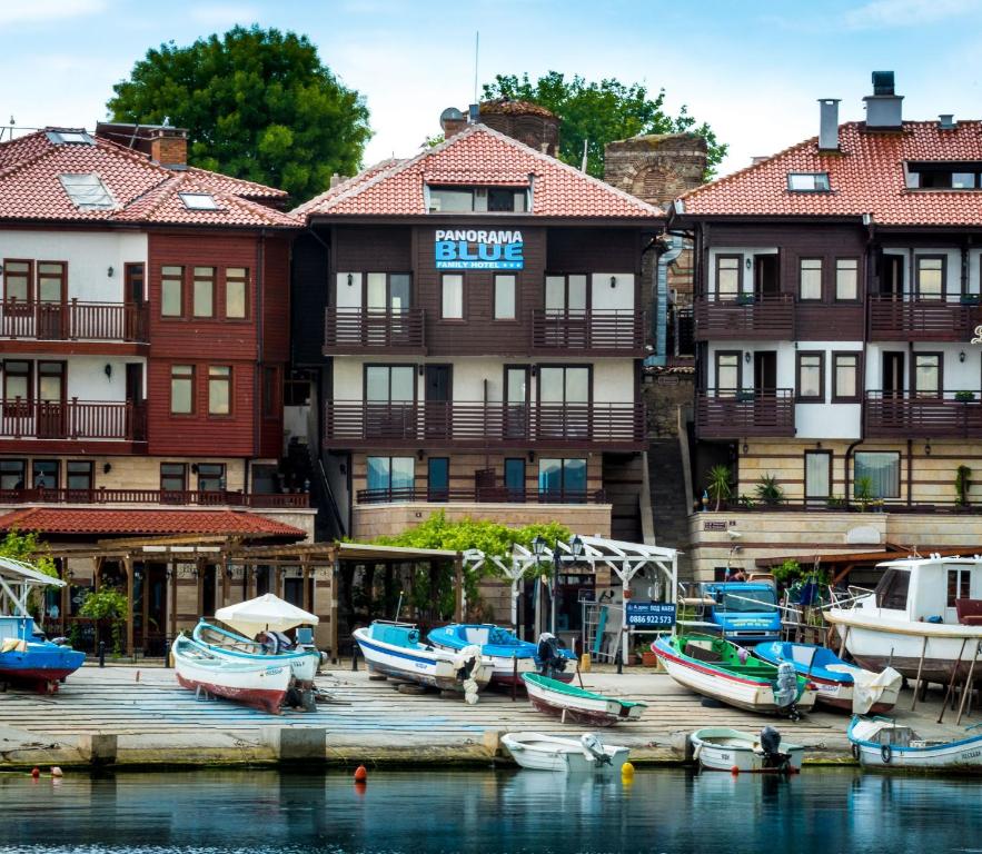 un grupo de barcos atracados frente a los edificios en Panorama Blue Family Hotel en Nesebar